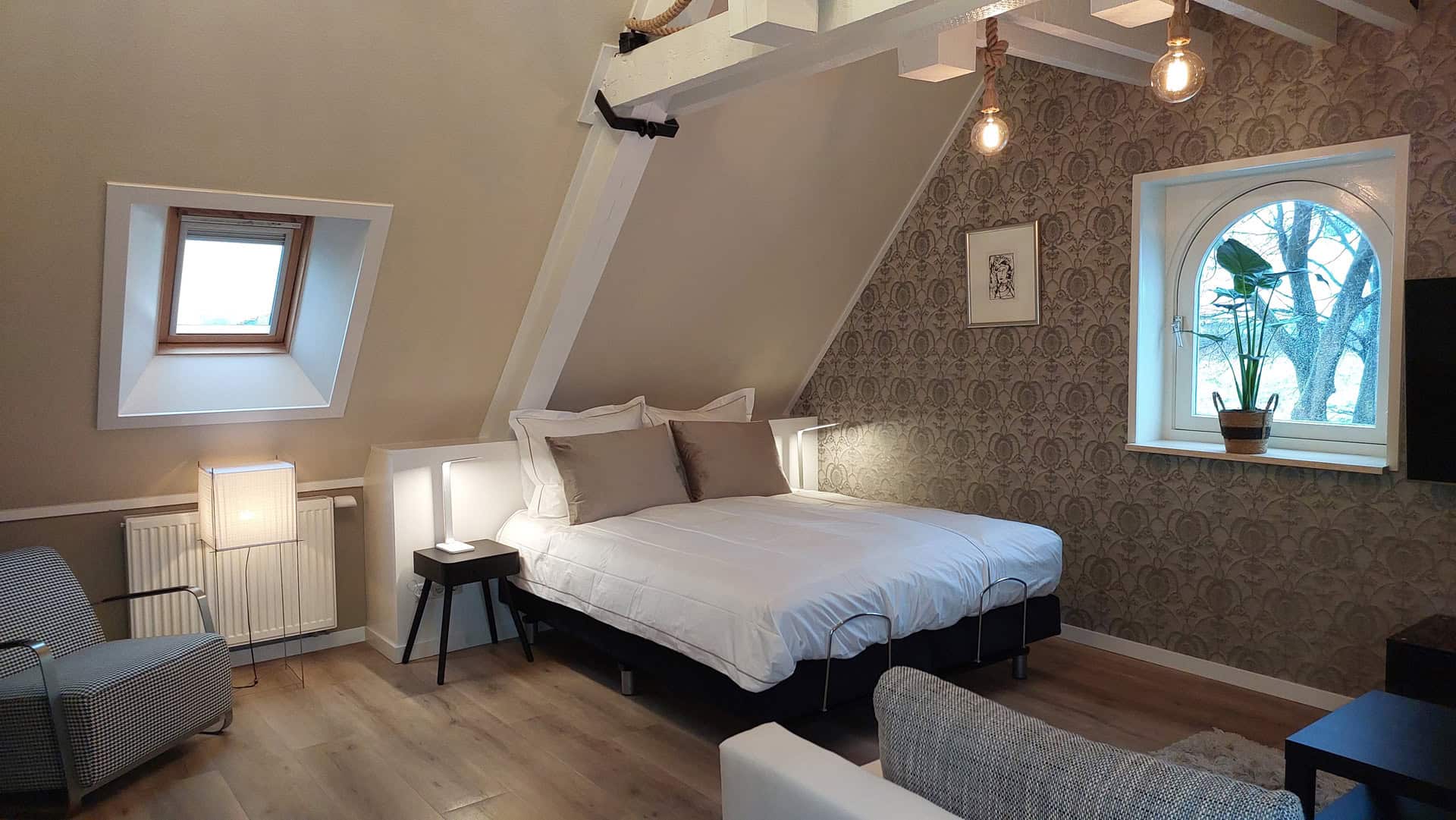 Slaapkamer met dakraam en grote raampartij op 't Gelders Eiland, knusse en lichte slaapkamer met mod.