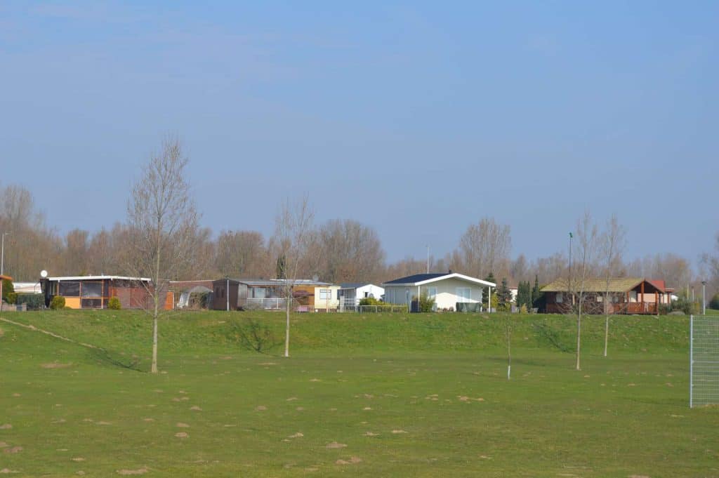 Gezellige vakantiehuisjes op 't Gelders Eiland met groene omgeving en sportvelden.