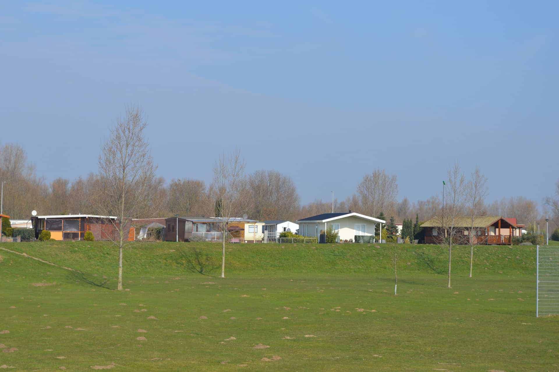 Gezellige vakantiehuisjes op 't Gelders Eiland met groene omgeving en sportvelden.