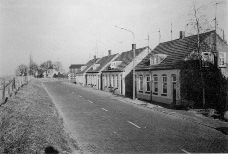 Oude straat met historische huizen op 't Gelders Eiland, een pittoresk dorp in Gelderland, bekend om.