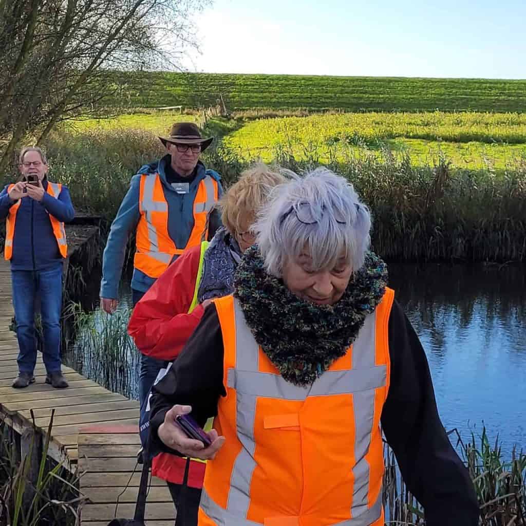 Groepswandelaars op 't Gelders Eiland genieten van de natuur en het landschap.
