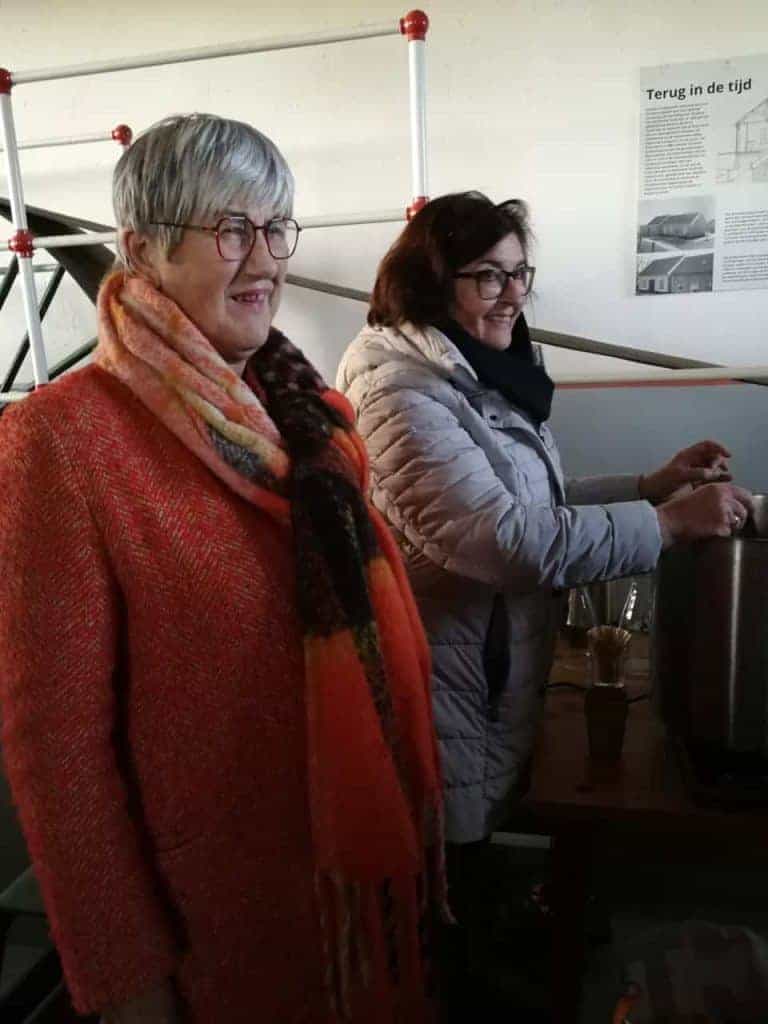 Gezellige vrouwen genieten van een drankje op 't Gelders Eiland.