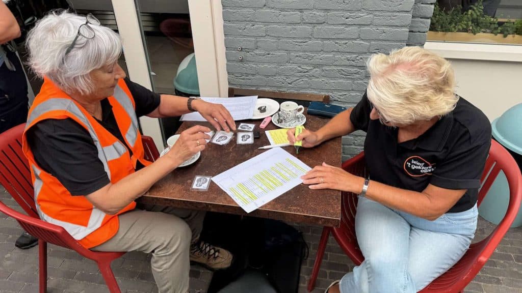 Hoge-vluchtkaartspel tussen twee vrouwen op 't Gelders Eiland, strategisch en gezellig samenzijn.