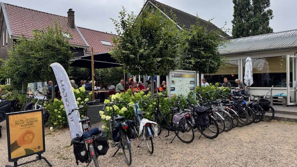 Fietsenstalling en terras bij 't Gelders Eiland in een landelijke omgeving.
