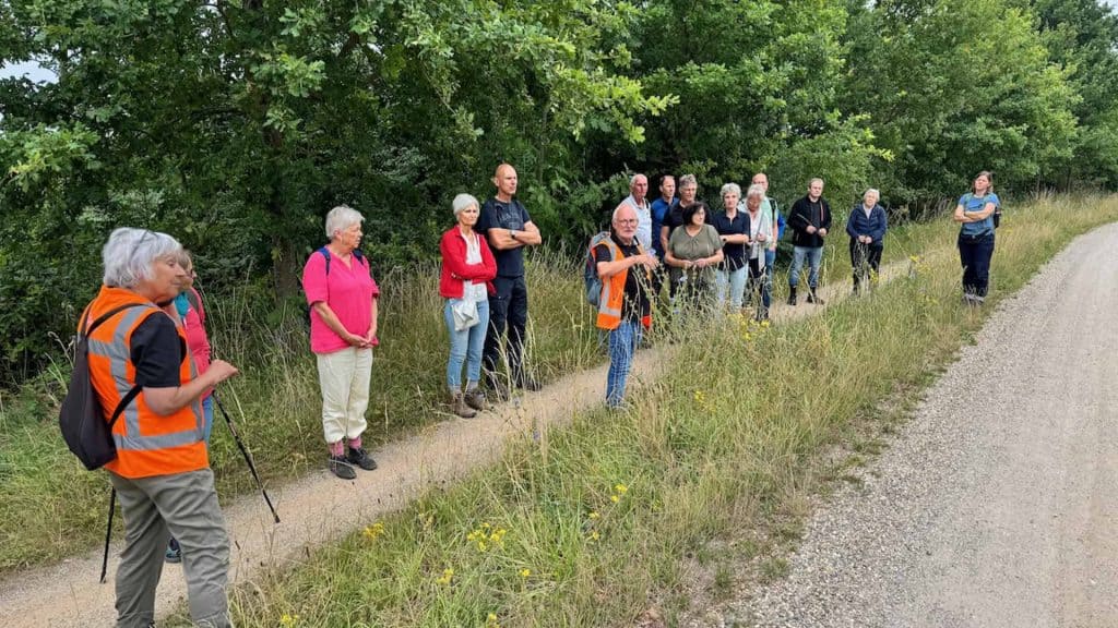 Wandelaars op 't Gelders Eiland genieten van een natuurwandeling langs een bosrand.