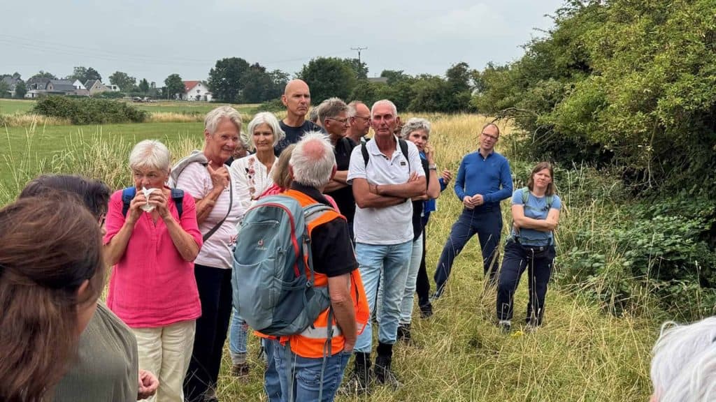 Gezelschap wandelaars op 't Gelders Eiland genieten van de natuur en het landschap.