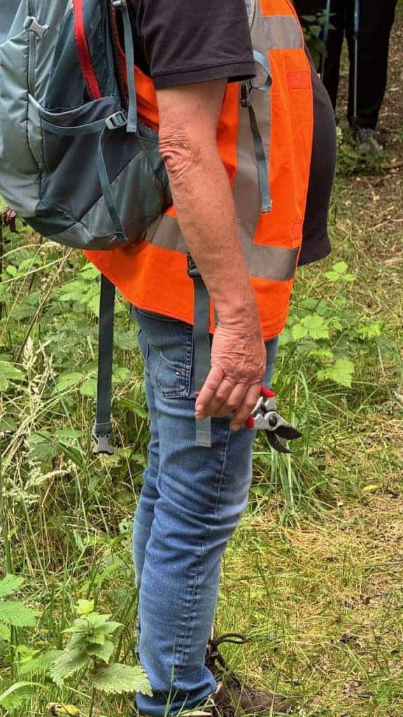 Hiker met rugzak in natuurgebied op 't Gelders Eiland.