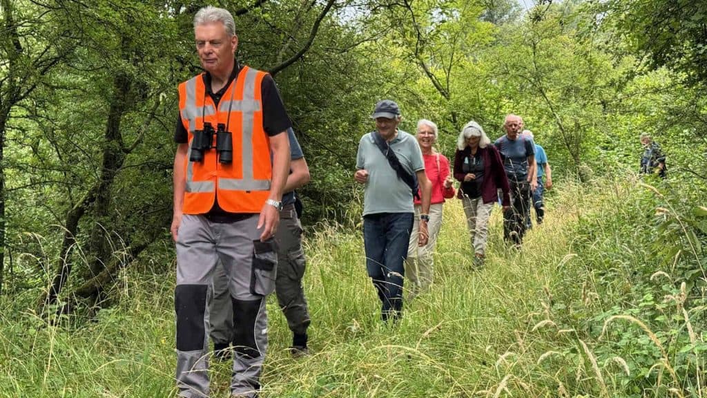 Natuurlijke wandeling op 't Gelders Eiland met groep wandelaars in de natuur.