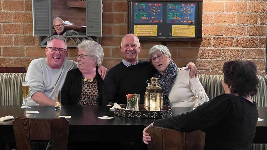 Vrolijke groep mensen tijdens kegelavond op 't Gelders Eiland.