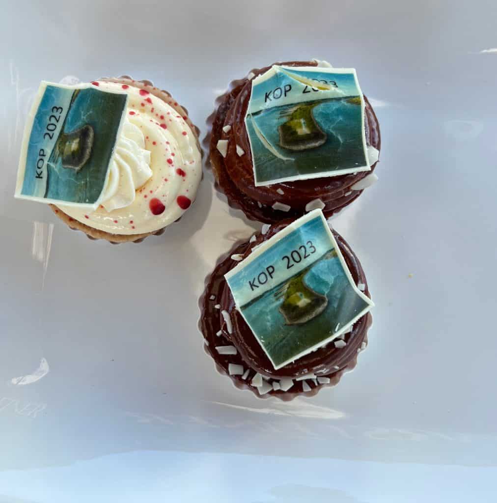 Drie cupcakes met KOP 2023 logo en decoratie op 't Gelders Eiland.
