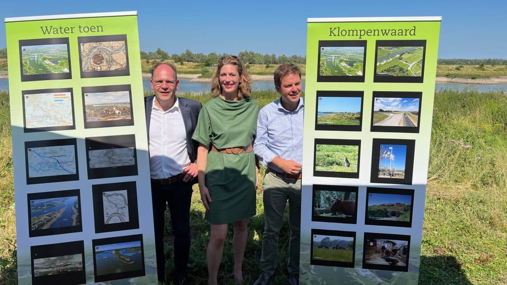 Drie mensen bij informatiestands over Water toen en Klompenwaard op 't Gelders Eiland.