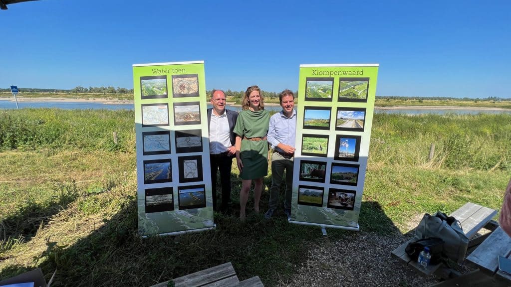 Drie mensen bij informatieve displays over water en natuur op 't Gelders Eiland.