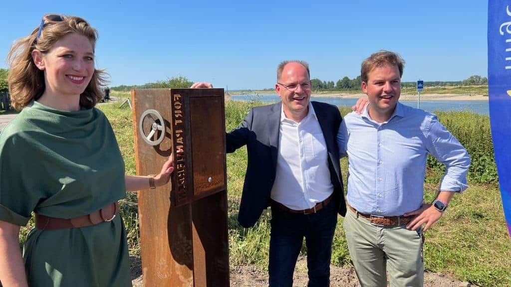Drie mensen bij 't Gelders Eiland, lachend en genietend van de omgeving.