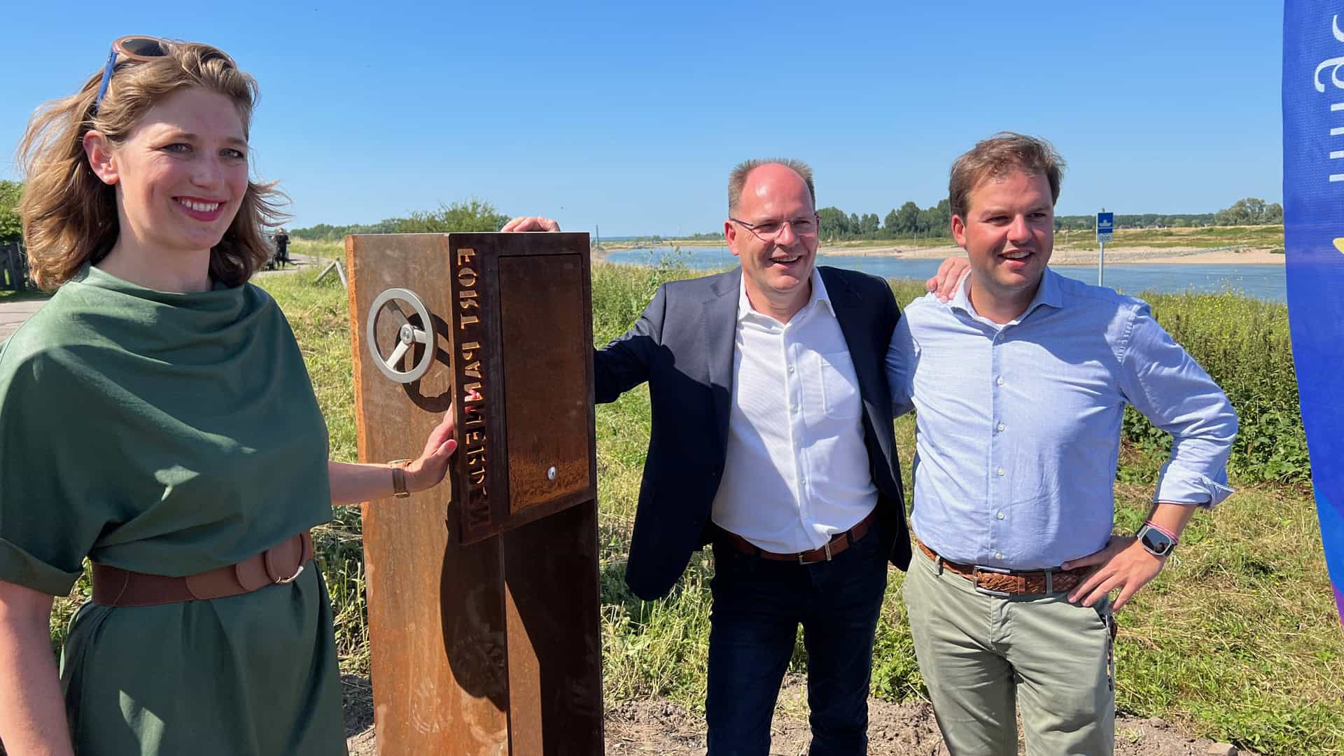 Drie mensen bij 't Gelders Eiland, lachend en genietend van de omgeving.