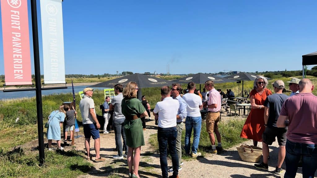 Bezoekers op 't Gelders Eiland genieten van het uitzicht en de omgeving.
