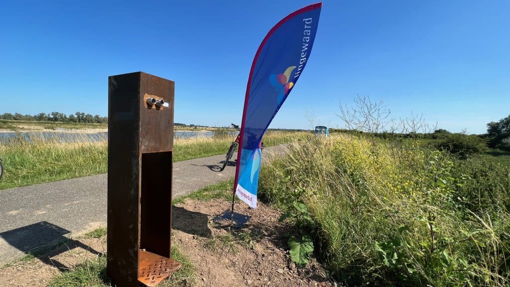 Uitsnede van een houten informatiebord langs een pad op 't Gelders Eiland.