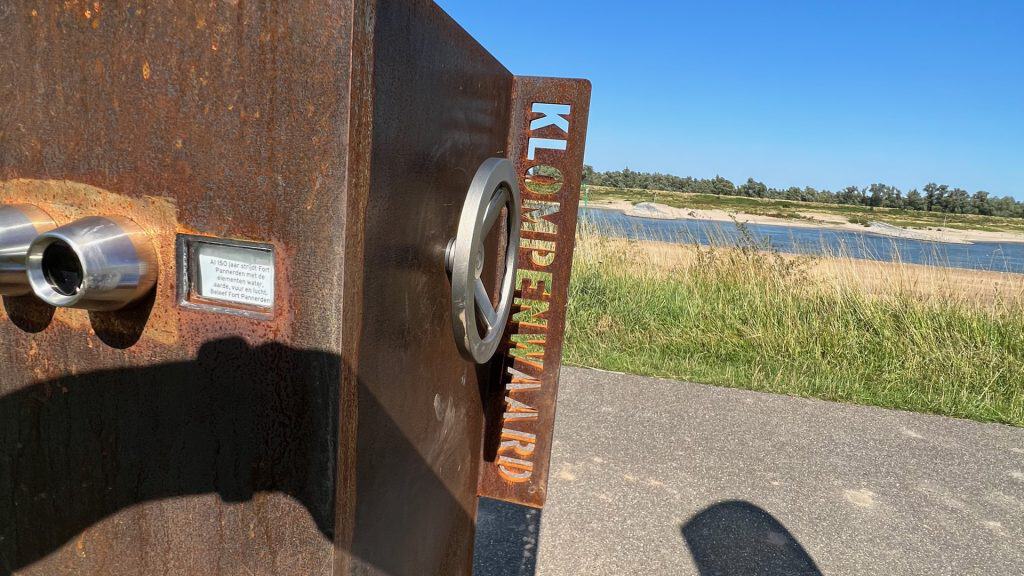 Kunstwerk op 't Gelders Eiland met water en landschap op de achtergrond.