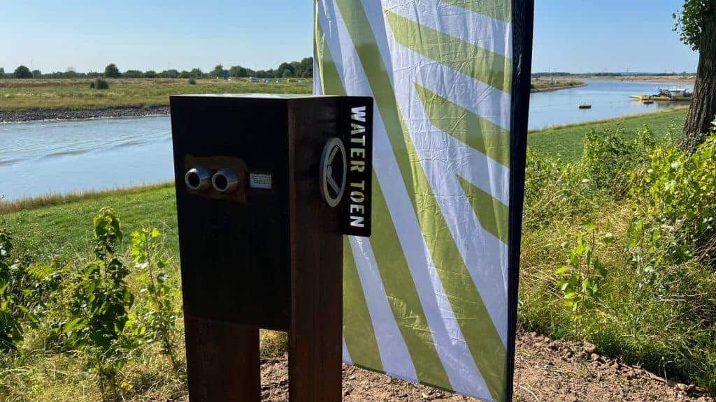 Waterfles en waterdoppen bij waterpunt op 't Gelders Eiland.