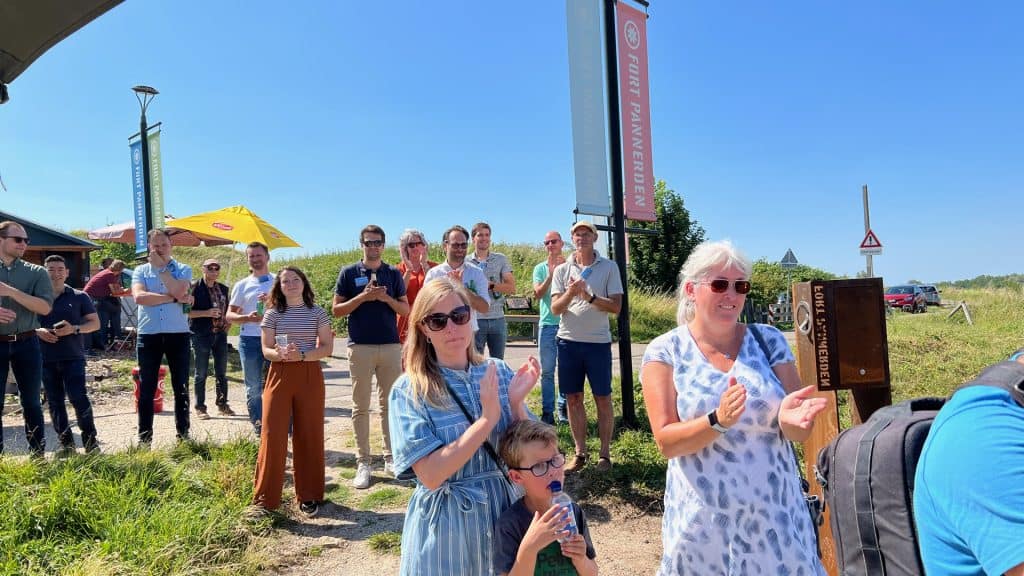 Groep mensen bij buitenevenement op 't Gelders Eiland.