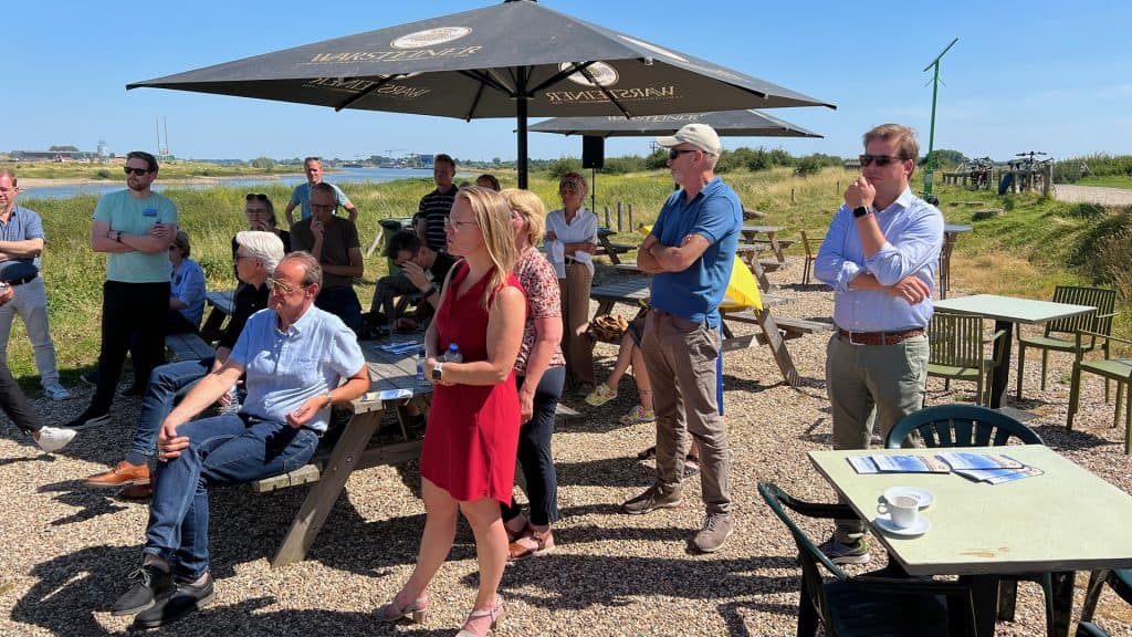 Gezellig samenzijn op 't Gelders Eiland met uitzicht op water en groene omgeving.