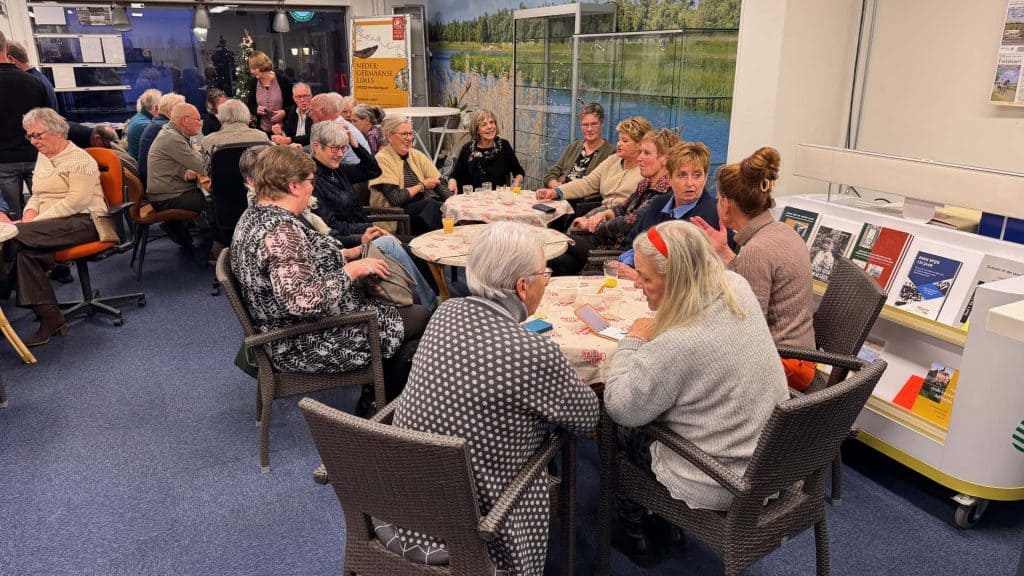 Gezellige bijeenkomst met ouderen tijdens jaarafsluiting TIC 2025 op 't Gelders Eiland.