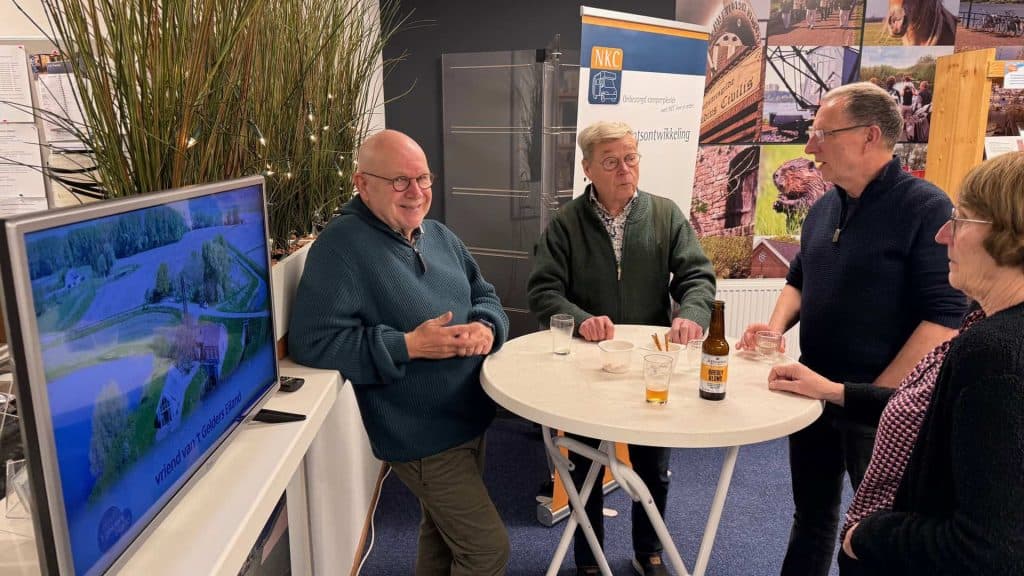 Mensen praten tijdens een netwerkevenement op 't Gelders Eiland.