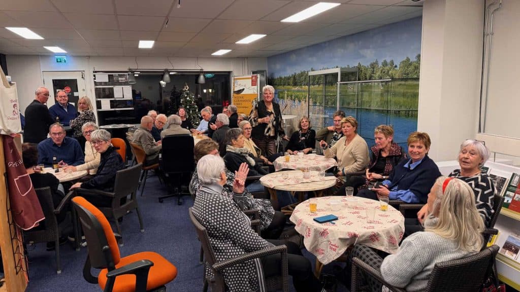 Gezellige bijeenkomst met ouderen tijdens jaarafsluiting TIC 2025.