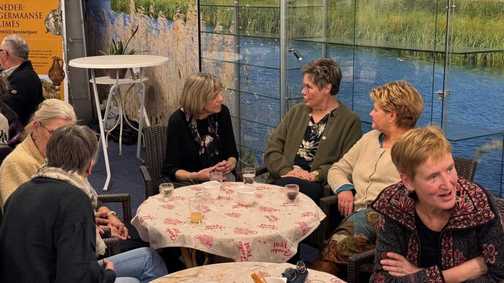 Vijf vrouwen in gesprek tijdens jaarafsluiting TIC 2025 op 't Gelders Eiland.