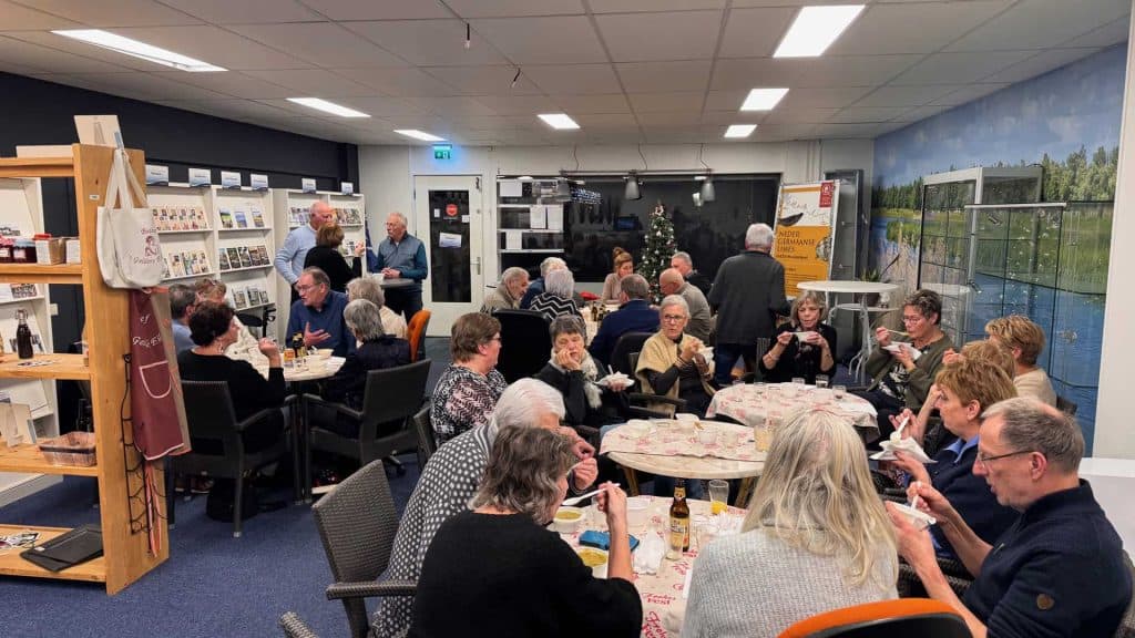 Jaarafsluiting TIC 2025 met mensen in een feestzaal.