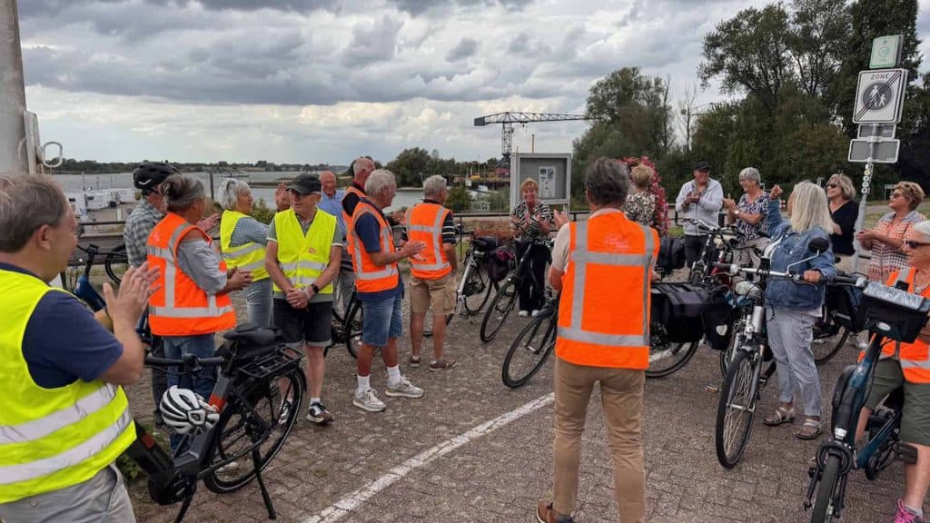 Vrijwilligers verzamelen zich met fietsen op 't Gelders Eiland voor een activiteit.