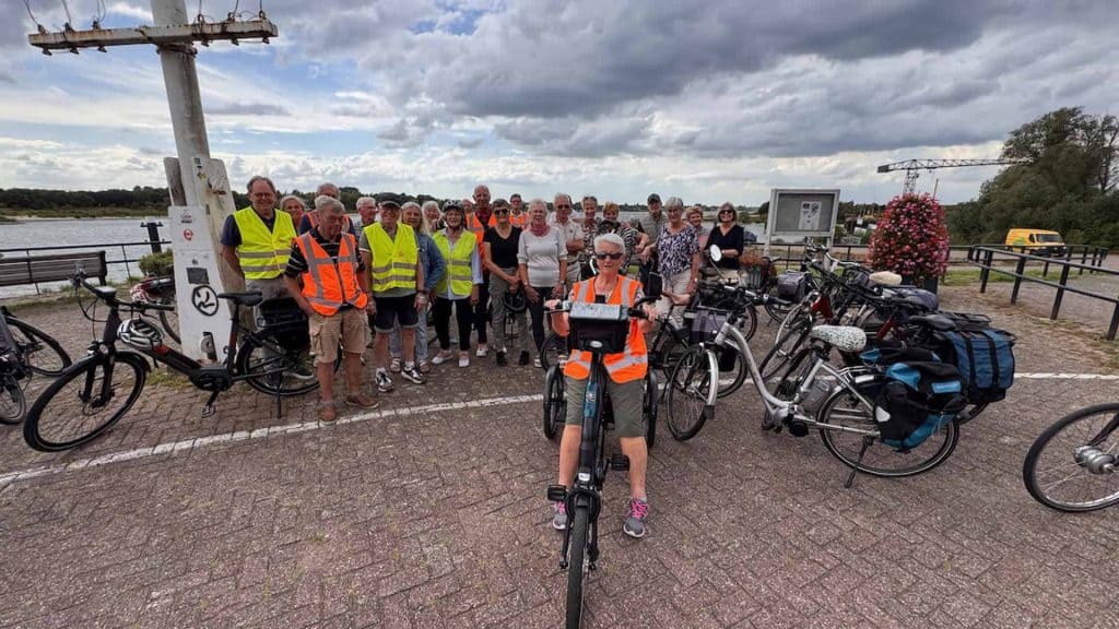 Groep vrijwilligers met fietsen op 't Gelders Eiland tijdens een activiteit.