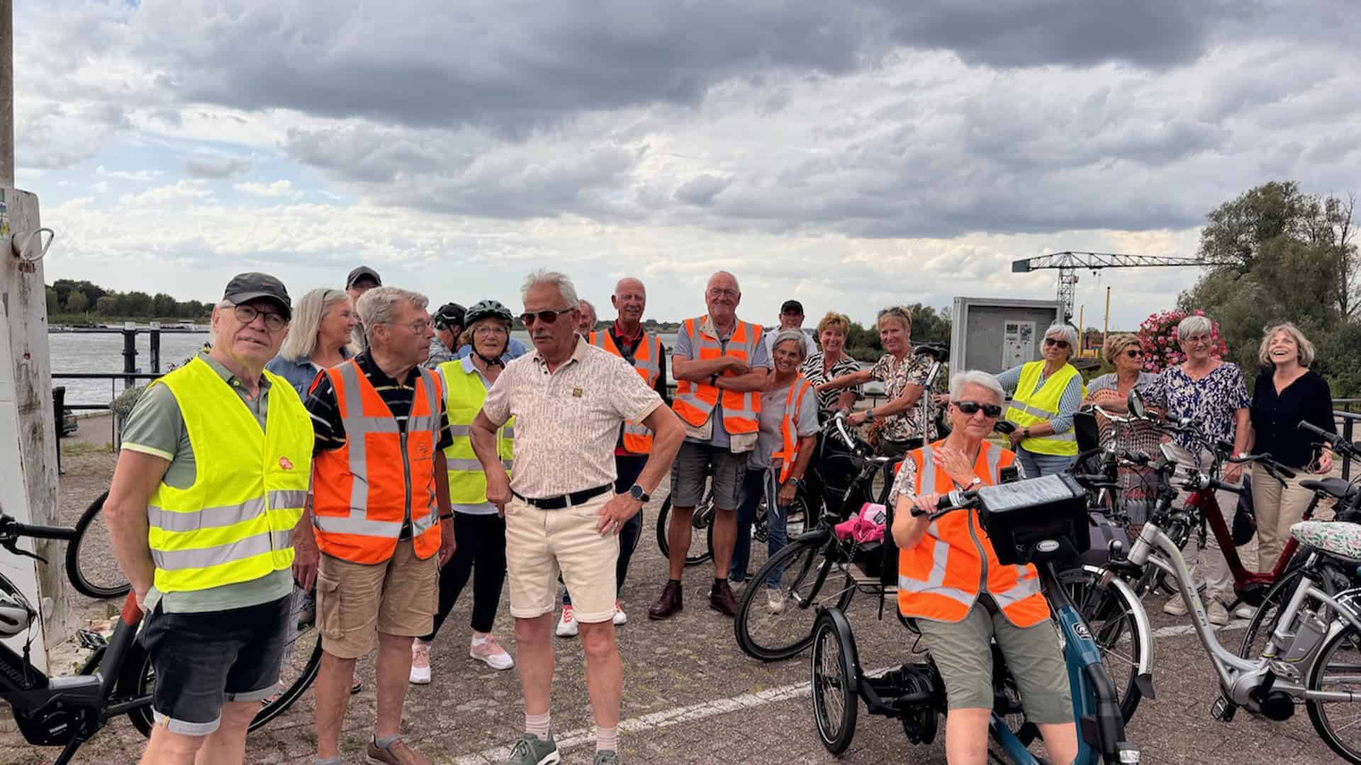 Vrijwilligers op 't Gelders Eiland tijdens een groepsactiviteit met fietsen.