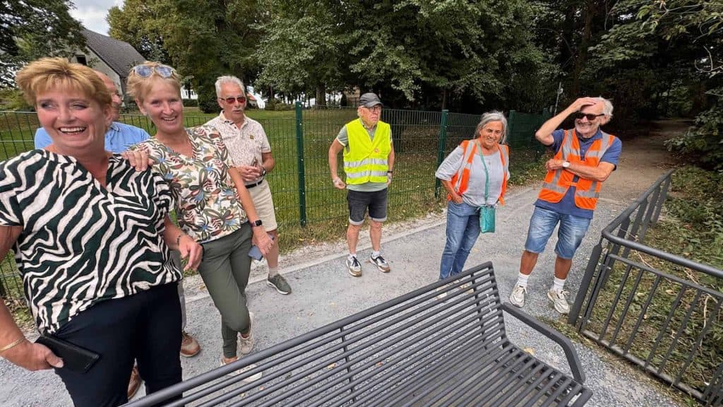 Vrolijke vrijwilligers tijdens een buitenactiviteit op 't Gelders Eiland.