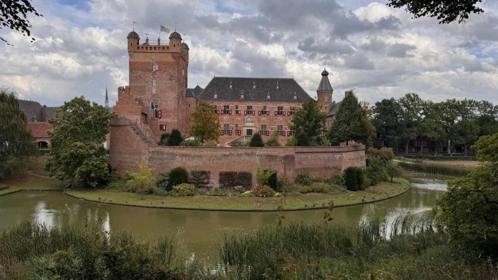 Kasteel op 't Gelders Eiland met water en groene omgeving.