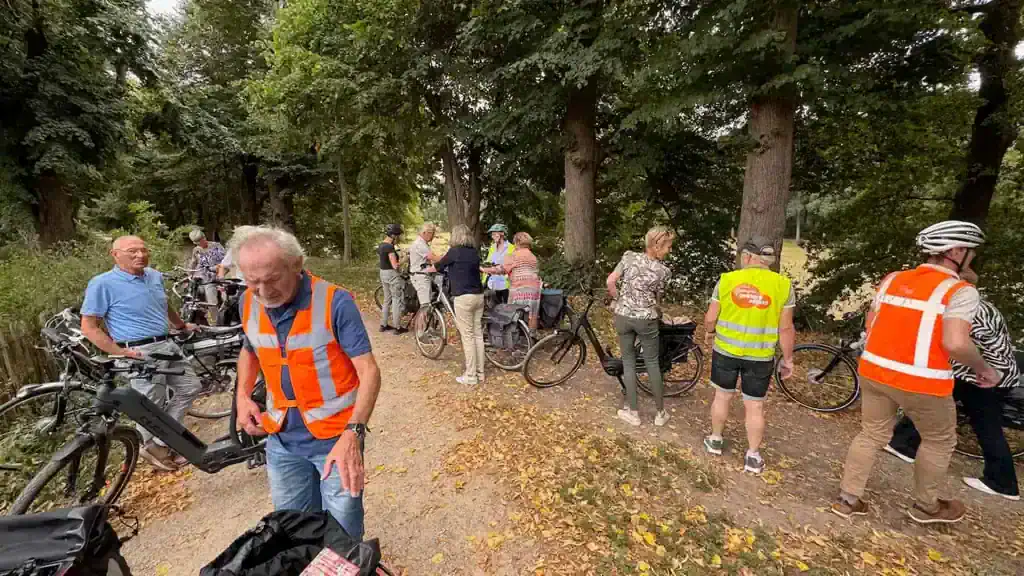 Vrijwilligers op fietstocht op 't Gelders Eiland in de natuur.