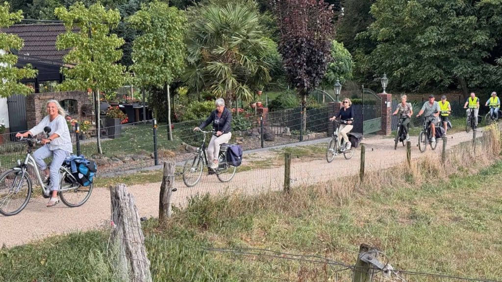Verschillende mensen fietsen op een pad op 't Gelders Eiland.