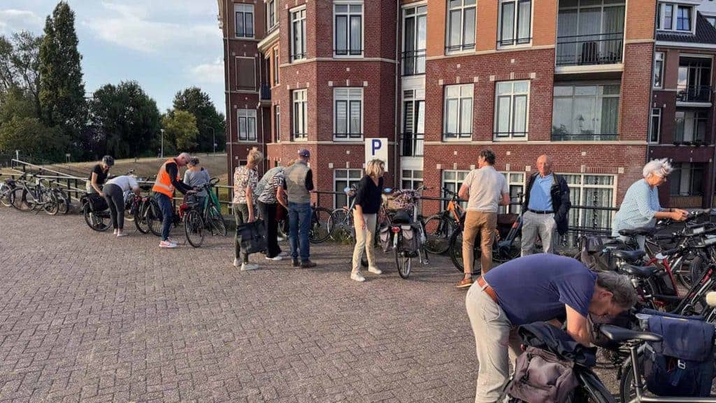 Vrijwilligers verzamelen zich bij 't Gelders Eiland voor een activiteit.