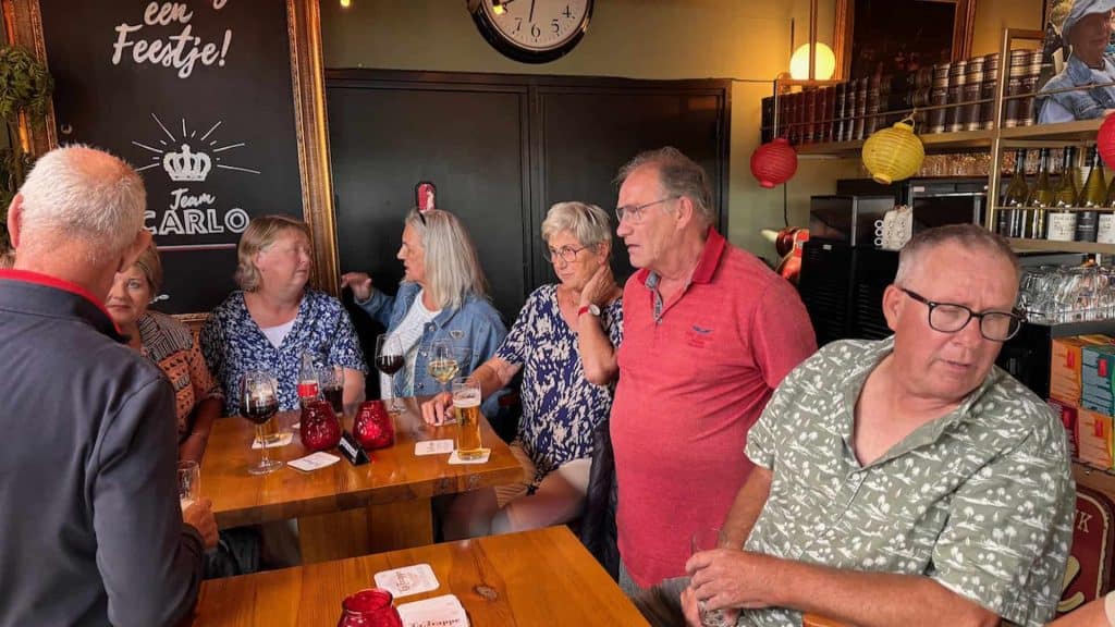 Vrienden genieten samen in een gezellige bar op 't Gelders Eiland.