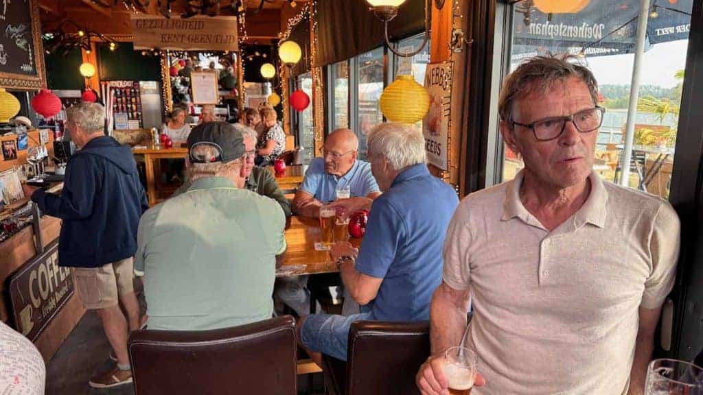 Vrienden genieten van een drankje in een gezellige eetcafé op 't Gelders Eiland.