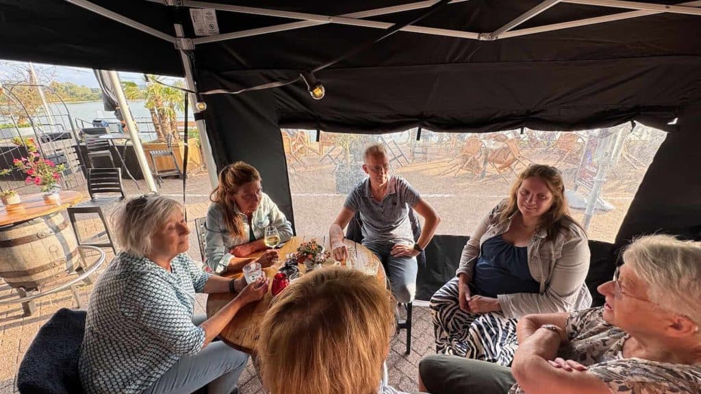 Vrijwilligers samen in tent op 't Gelders Eiland tijdens activiteit.