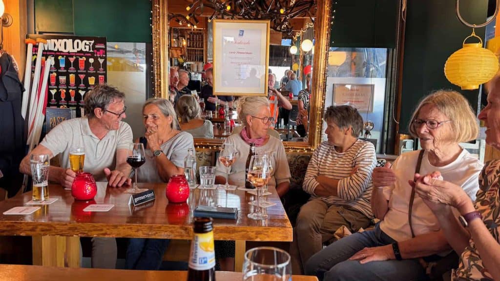 Vrienden genieten van een gezellige avond in een café op 't Gelders Eiland.