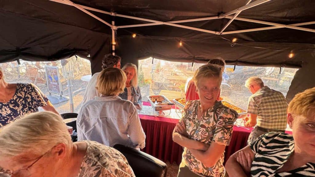 Vrijwilligers tijdens activiteit op 't Gelders Eiland onder tent.