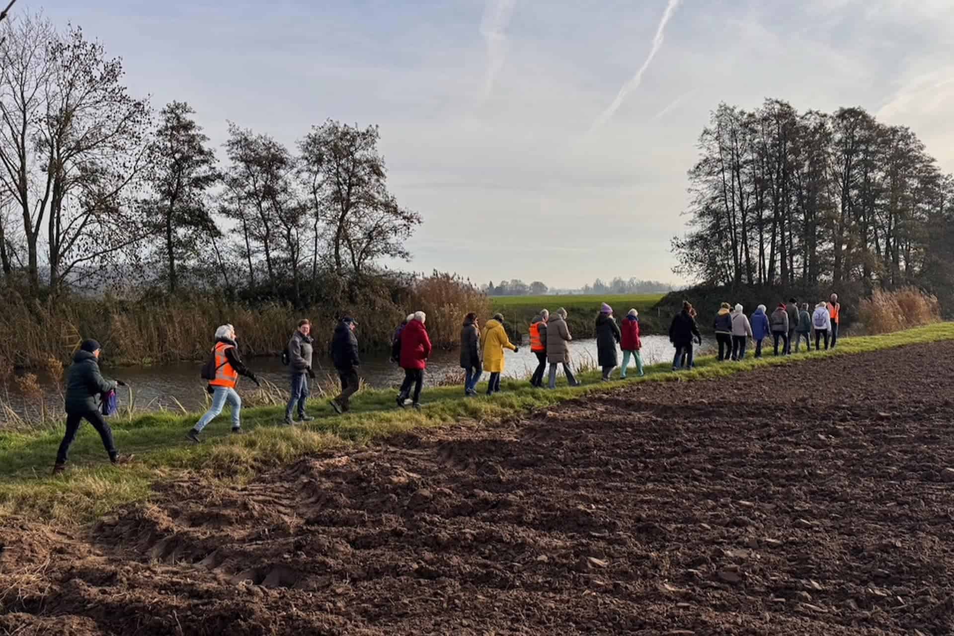 Groep wandelaars tijdens de Snertwandeltocht op 't Gelders Eiland.