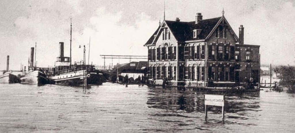 Oud haven met schepen en een groot gebouw op 't Gelders Eiland.