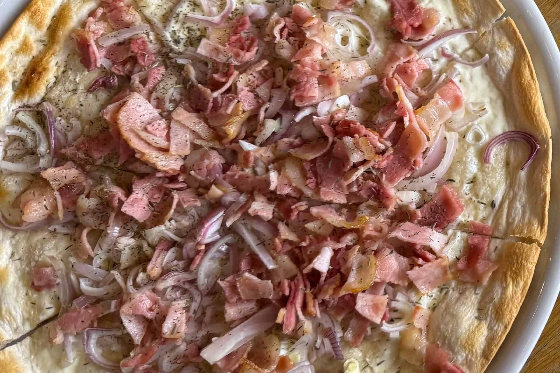 Heerlijke pizza met ham en uien op 't Gelders Eiland.