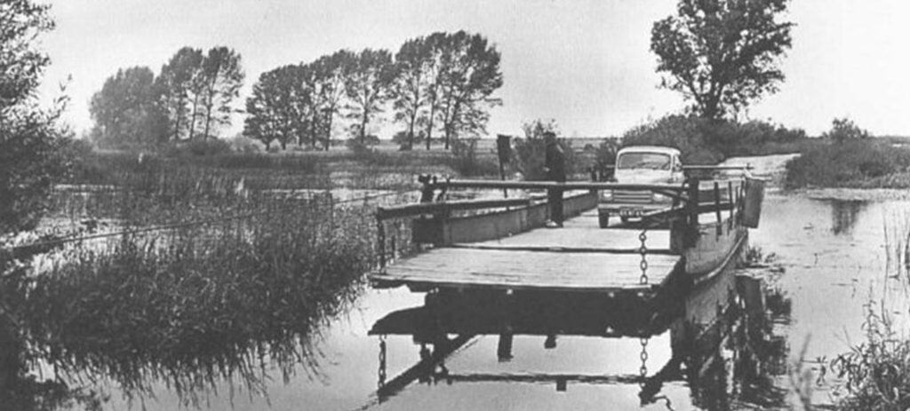 Oude veerpont over de rivier op 't Gelders Eiland in zwart-wit.