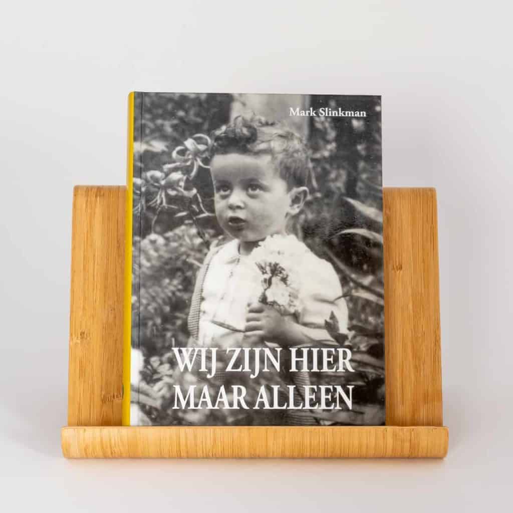 Zwart-wit foto van een kind op de cover van het boek.