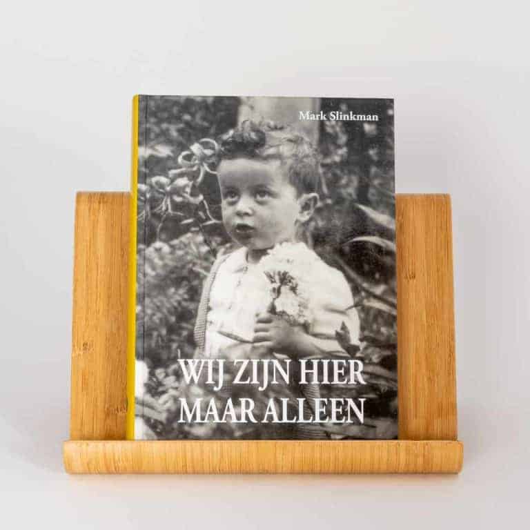 Zwart-wit foto van een kind op de cover van het boek.