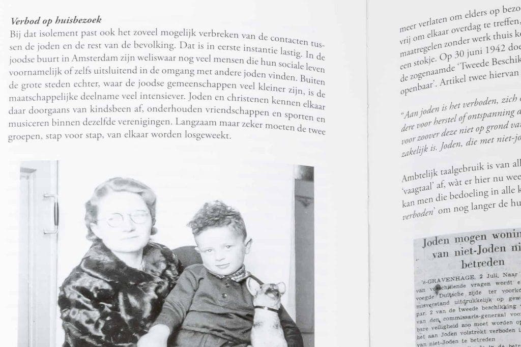 Twee jonge jongens met een hond op 't Gelders Eiland, in een zwart-wit foto.