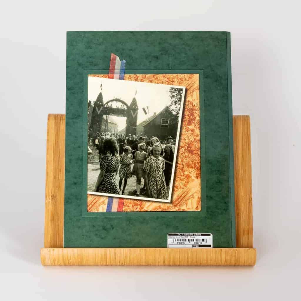 Oud fotoalbum met zwart-wit foto en kleurrijke details.